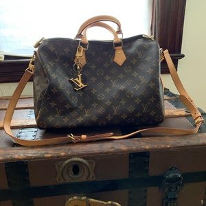 Louis Vuitton 35 bandouliere with LV key chain